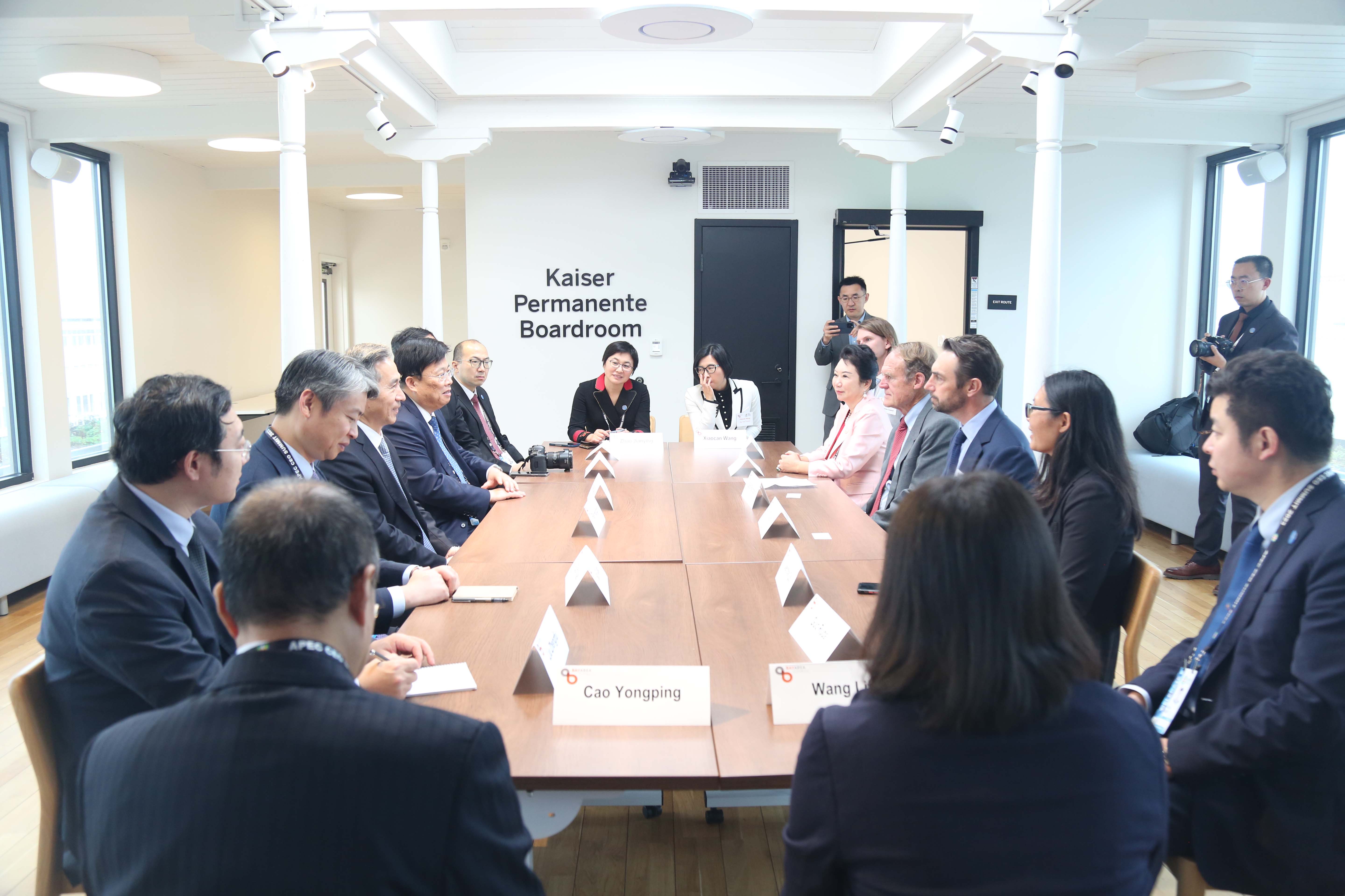 新宝GG集团董事局李俐与中国贸促会会长任鸿斌交流